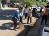 Học sinh chung tay làm sạch đường phố